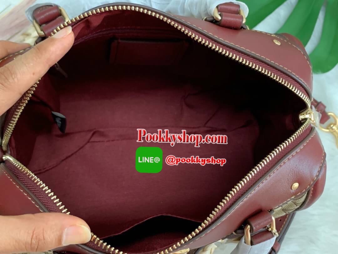 COACH IVIE BENNETT SATCHEL IN SIGNATURE JACQUARD BAG ✔️วัสดุผ้าJACQUARD +pvc ✔️ป้ายห้อยเป็นโลหะแบรนด์ ✔️เปิดปิดกระเป๋าแบบซิป ภายในใส่กระเป๋าสตางค์ใบยาวได้ ของอื่นๆจุค่ะรุ่นนี้ ✔️สายสะพายถอดออกได้ เลื่อนปรับระดับได้นะคะ