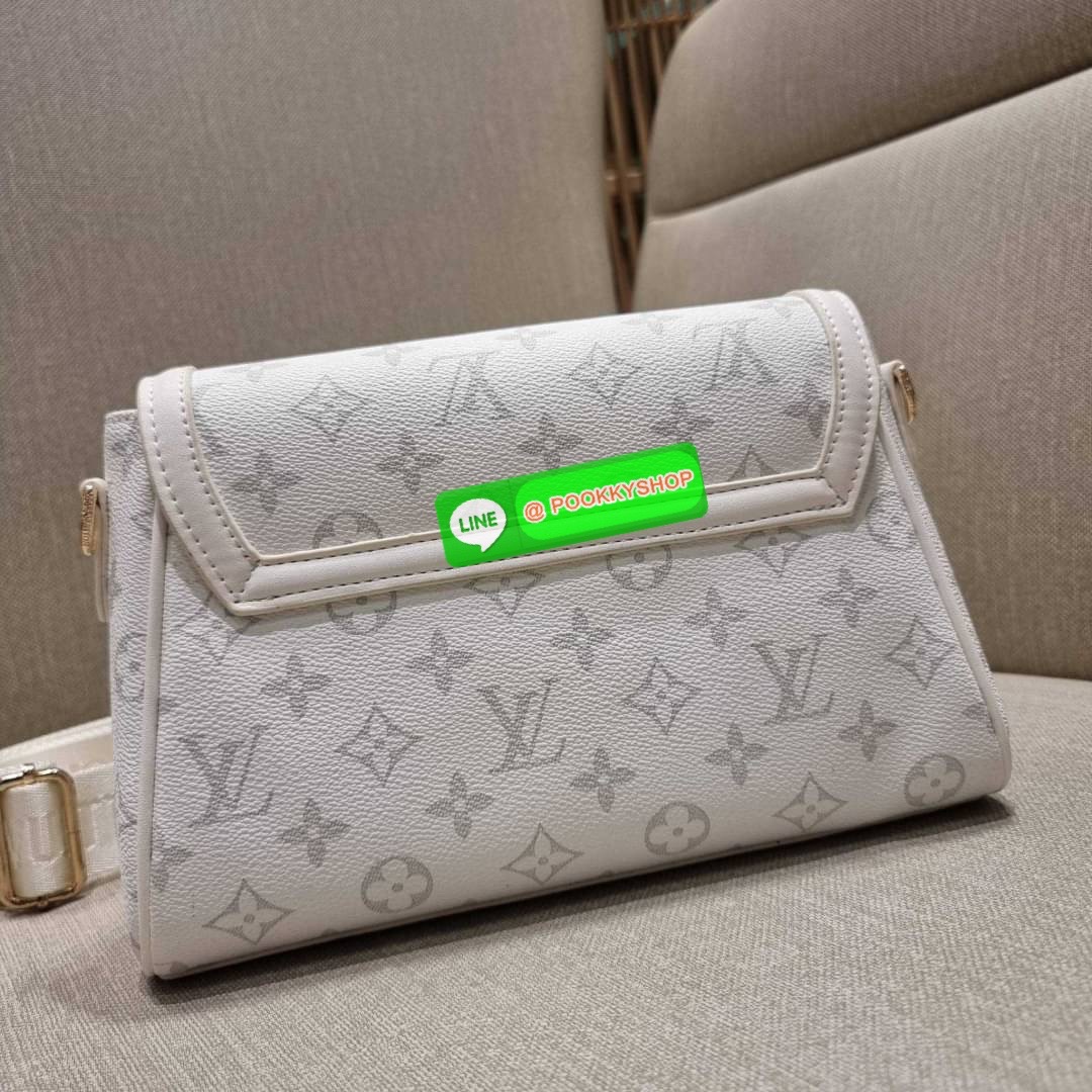 NEW ITEM!! LV CROSSBODY BAG WITH GWP กระเป๋าสะพายข้างพรีเมี่ยมกิ๊ฟ สีสวย คุณหนูสไตล์สุดๆ วัสดุหนังแคนวาส เปิด-ปิดกระเป๋าด้วยกระดุมแม่เหล็ก ภายในเป็นช่องโล่ง มีช่องซิปและช่องแยกให้ ใส่ของใช้สำคัญได้สบายๆ มือถือ พาวเวอร์แบงค์ เครื่องสำอางค์ ของจุกจิกได้หมดจ