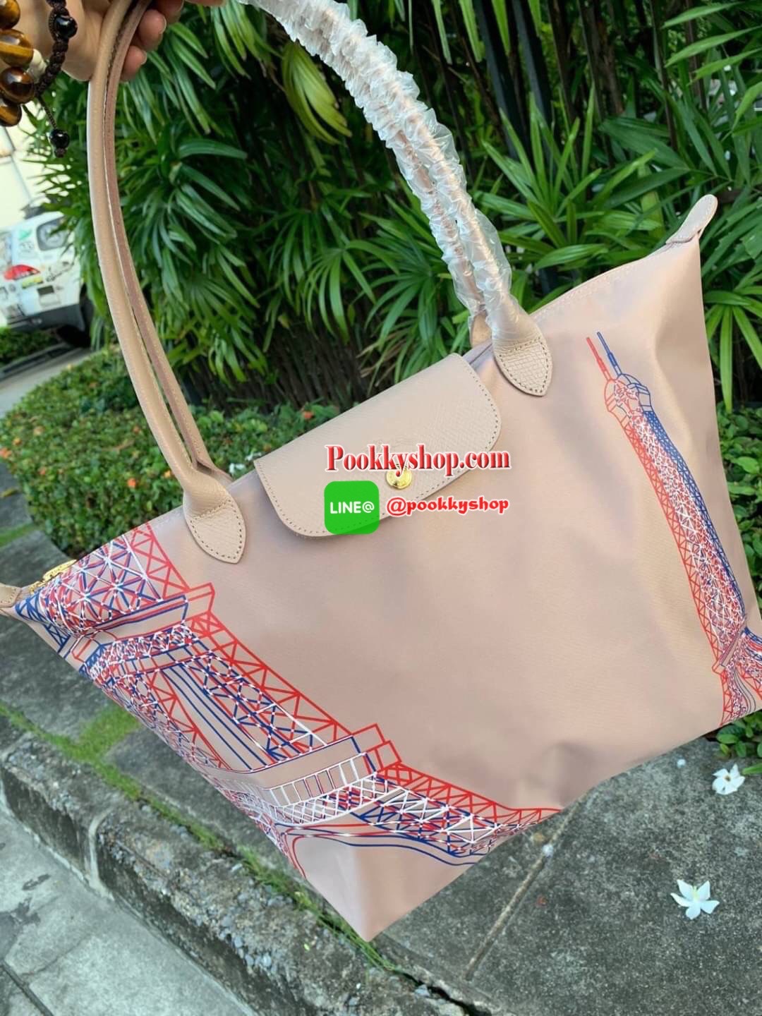 Longchamp Made In France Le Pliage Eiffel Tower Limited Edition Tote Bag สุดลิมิเตทกับlongchamp ที่ ออกมาเฉพาะซีซั่น พิมพ์ลายหอไอเฟล สามาถพับเก็บได้ ตรงตามชื่อทรง (คำว่า Le Pliage เป็นภาษาฝรั่งเศส แปลว่าการพับ) ส่วนฝาปิดและหูจับเป็นหนังที่ทำให้กระเป๋าดูไม