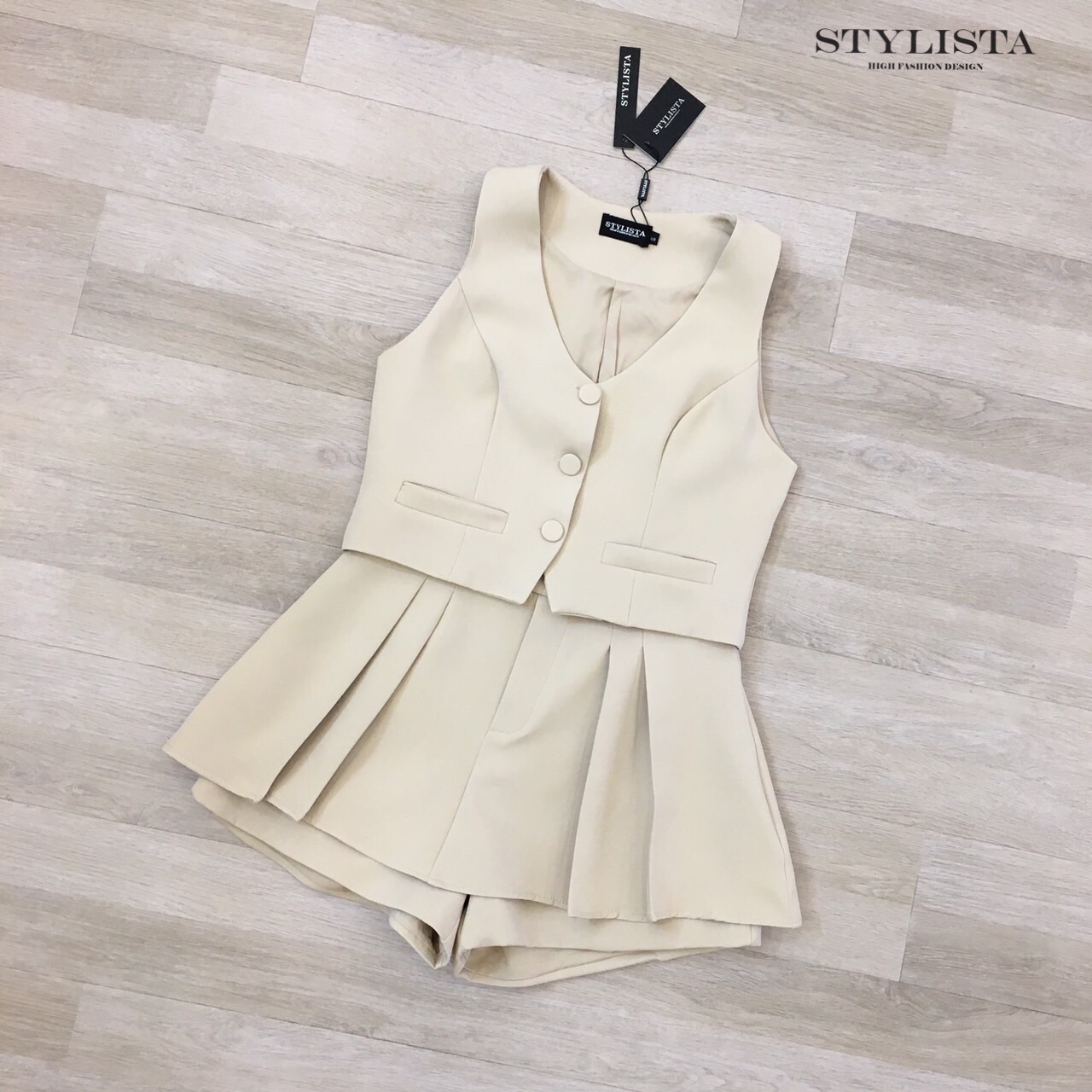 ชุดเซทแฟชั่น เซตเสื้อเบลเซอร์แขนกุด + กางเกงขาสั้นจีบหน้า