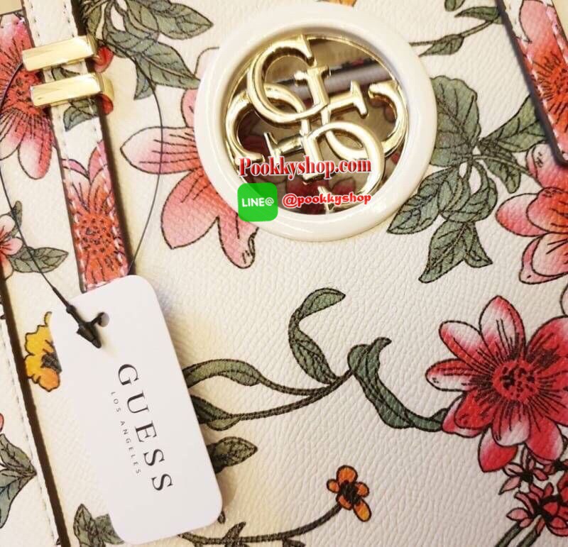 GUESS OPEN ROAD FLORAL MINI TOTE กระเป๋าถือหรือสะพายขนาดกำลังดี วัสดุหนังซาฟิโน่แต่งลายดอกไม้อ่อนหวานสดใส ฐานตั้งอยู่ทรง เปิดปิดด้วยซิป ใส่กระเป๋าสตางค์ยาวได้ สายสะพายปรับระดับได้ สวยน่าใช้จริงๆจ้า