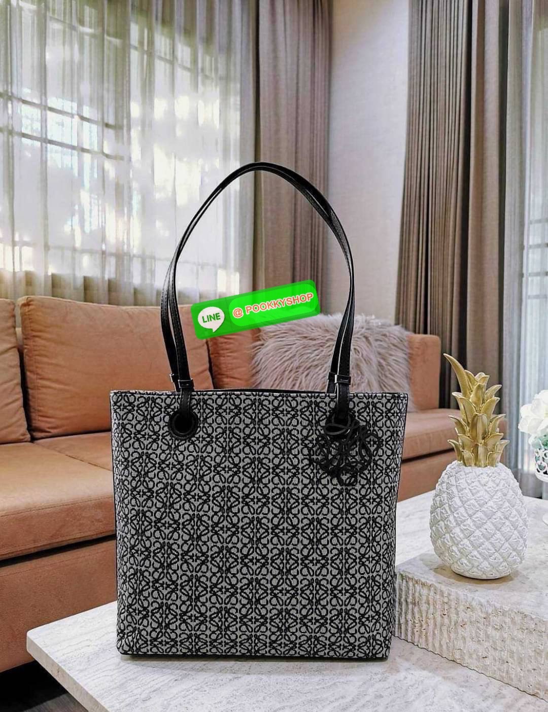 ✴️NEW ARRIVAL!✴️LOEWE ANAGRAM TOTE BAG VIP GIFT WITH PURCHASE GWP พรีเมี่ยมกิ๊ฟ Limited จาก LOEWE PERFUME DUTYFREE ไอเท็มใหม่! ดีไซน์สวยคงเอกลักษณ์ด้วยวัสดุ Anagram Canvas Jacquard Fabric ผสมผสานหนังแท้ Calfskin ลงตัวสุดคลาสสิค ขนาดกำลังดี น