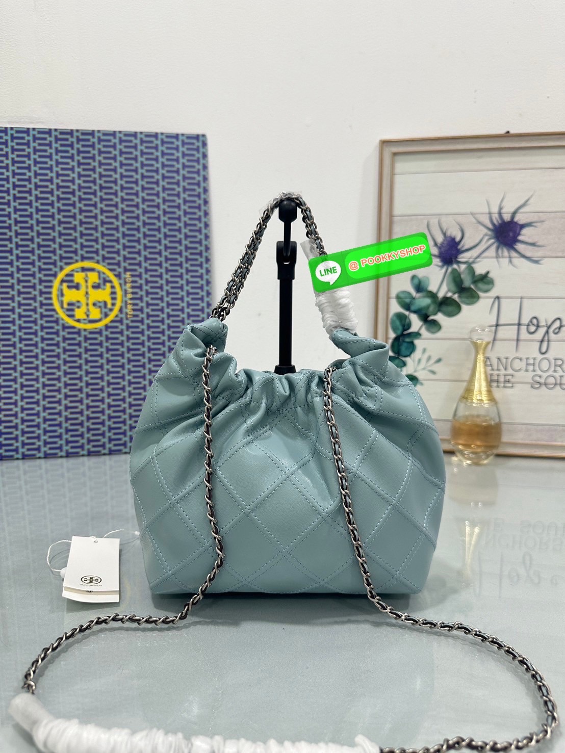 Tory Burch Fleming Drawstring Bag ผลิตจากหนังนิ่ม ตกแต่งด้วยลายไดมอนด์และสายโซ่