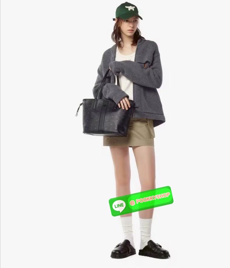 Mcm Liz Reversible Shopper in Visetos ขึ้นชื่อว่าเป็นกระเป๋าช็อปเปอร์ แน่นอนว่า จะต้องเหมาะสำหรับสาว ๆ ที่ชอบพกสัมภาระเยอะ ซึ่งรุ่นนี้ไม่ใช่แค่เพียงให้พื้นที่จุของกว้างขวางเท่านั้น แต่ยังออกแบบดีไซน์และรูปทรงให้มีความยืดหยุ่น มีหูรูดด้านข้างที่สามารถปรับร