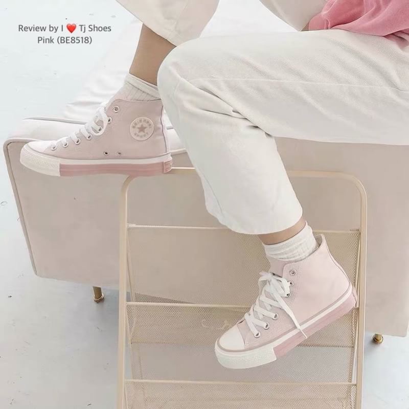 พร้อมส่งเกร๋ขนาดนรี้ อดใจไหวหรอ !!! รองเท้าเพื่อสุขภาพนำเข้า ใช้วัสดุอย่างดีทั้งหมด ส้นยางคุณภาพอย่างดี บิดงอได้ ใส่นิ่มเดินนุ่มสบายสุดๆ ใส่กับชุดอะไรก็ดูเกร๋ เป๊ะเว่อร์มาก ใส่ได้ตลอดไม่มีเอ้าท์ ของจริงงานดีสวยเป๊ะมาก สวยเกินราคา เป็นรุ่นที่ทางร้านแนะนำ ร