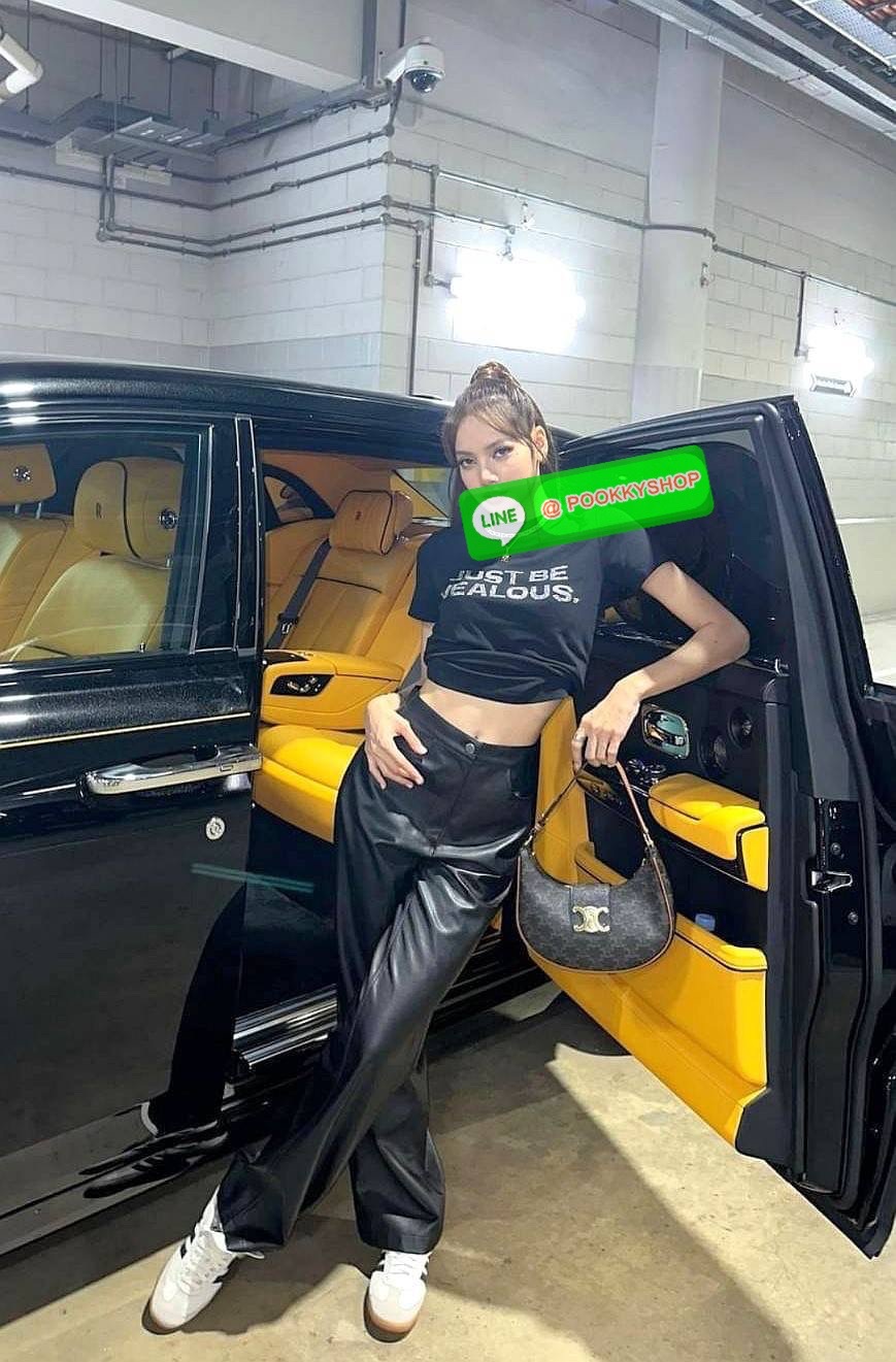 ✴️BEST SELLER!✴️CELINE SHOULDER BAG VIP GIFT WITH PURCHASE (GWP) พรีเมี่ยมกิ๊ฟ Limited Edition จาก CELINE HAUTEPARFUME DUTYFREE COUNTER วัสดุ TRIOMPHE CANVAS รุ่นใหม่ล่าสุดดีไซน์สวยหรู หนังสวยอยู่ทรง ภายในโล่งกว้างและจุสามารถใส่มือถือ กระเป๋