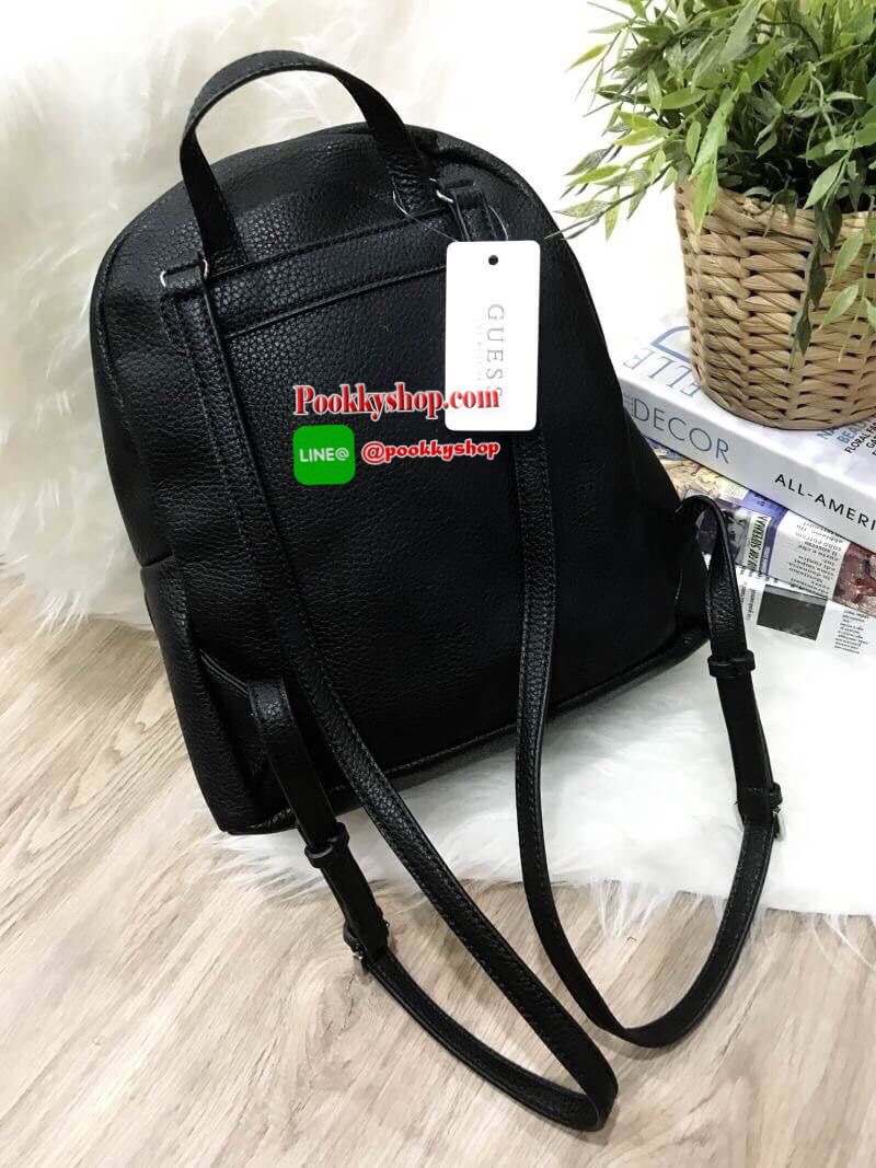 Don't Miss! GUESS WOMAN'S FACTORY BACKPACK กระเป๋าเป้ขนาดกำลังดีวัสดุหนังแกะสังเคราะห์นิ่มสวยน้ำหนักเบา มีหูหิ้วเเละสายสะพายหลังเลื่อนปรับได้ ด้านหน้ามีโลโก้และช่องซิป เปิดปิดด้วยซิปสะดวกใช้ ภายในกว้างใส่เอกสาร ipad ของใช้ได้เยอะ จะสะพายไปเรียนไ