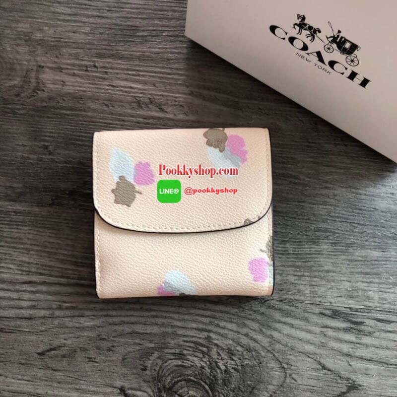 COACH Small Wallet in Floral Print Coated Canvas กระเป๋าสตางค์ใบสั้น สามารถใช่งานได้ทั้งด้านหน้าและด้านหลัง ด้านหน้าเปิด - ปิดด้วยกระดุม ภายในมีช่องใส่บัตรและธนบัตร ด้านหลังเปิด - ปิดด้วยกระดุม มีช่องสำหรับใส่เหรียญ