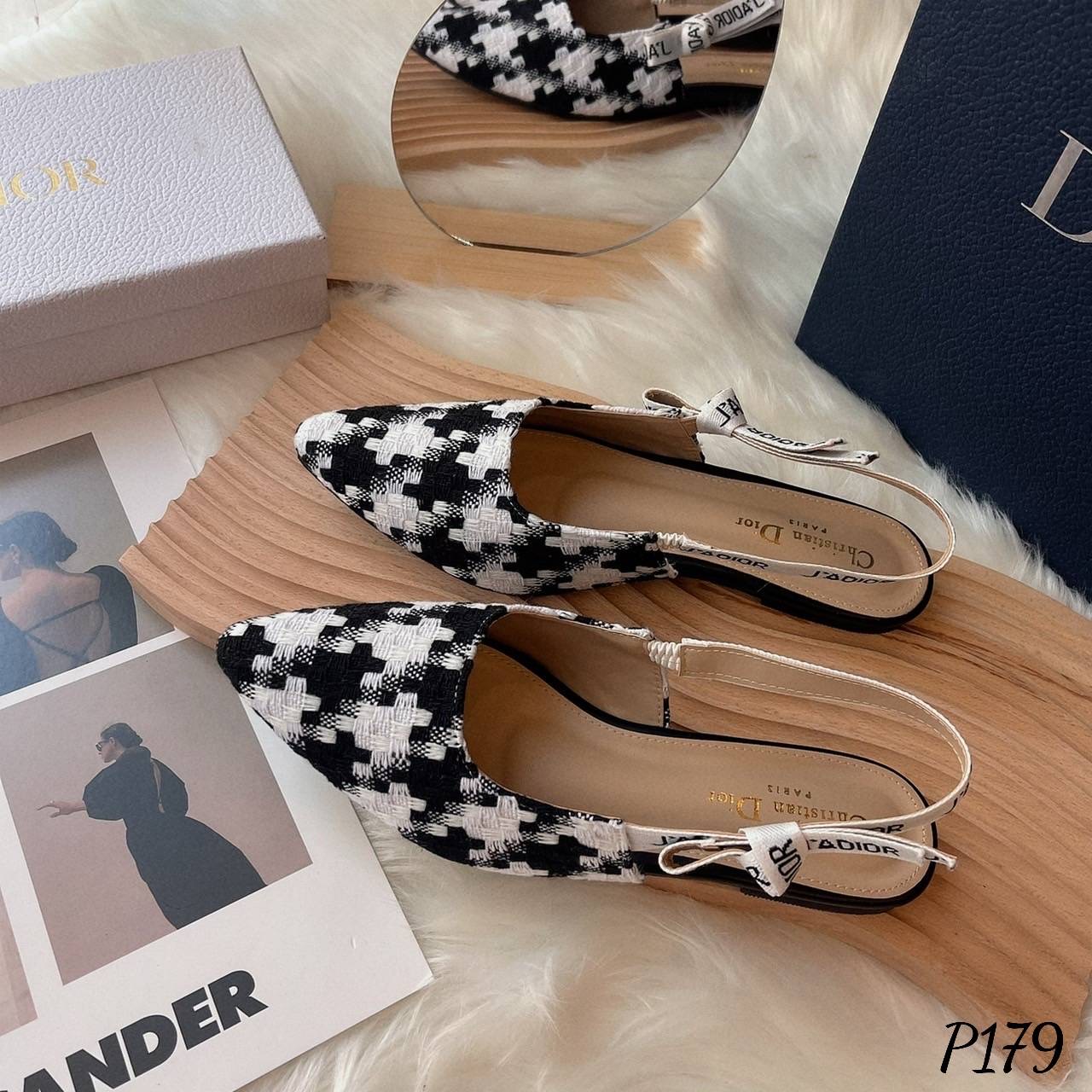 พร้อมส่ง มาใหม่ค่ะ รองเท้าคัทชูทรงหัวแหลม D ior ผ้าทอลาย ชิโนริ ลายใหม่ล่าสุด ตัวสายด้านหลัง เป็นรัดส้นตัดต่อยางยืด ทำให้สวมใส่ง่าย ไม่ขาด แข็งแรง ทรงสวยเก็บหน้าได้ดี ผ้านิ่มซับหนังนิ่มด้านในอีกชั้น คือน่ารักมาก ไม่ไหว เกินต้านสุดๆเลยค๊า