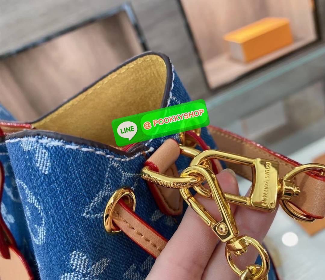 LV Vintage Denim Bag 8” Description: กระเป๋าวินเทจที่ทำจากผ้าเดนิมลวดลายโมโนแกรม ที่จับ ฐาน สายสะพาย กระเป๋าทำจากหนัง Calfskin และตกแต่งด้วยอะไหล่ทอง เปิดปิดด้วยสายคาดด้านหน้า ด้านในบุด้วยผ้า Marigold Alcantara เป็นช่องขนาดใหญ่ มีพื้นที่สำหรับใส่ของใช้จำเ