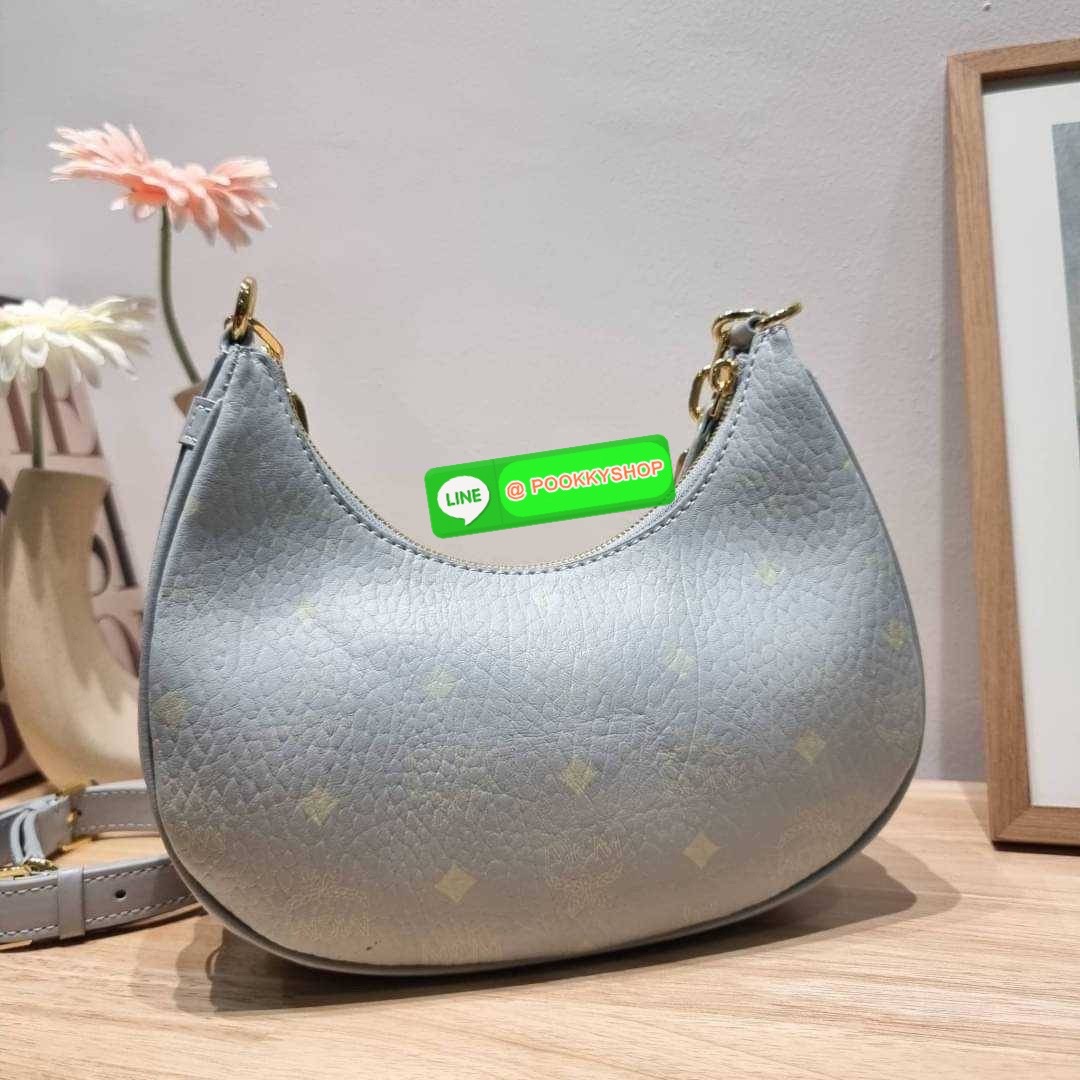 MCM AREN CRESCENT HOBO IN VISETOS ใหม่ล่าสุดก่อนใคร สวยได้ไม่ต้องรอ กับคอลใหม่ลุคลูกคุณ รูปทรง half moon ยอดฮิต ตอบโจทย์ได้ทุกลุค ทุกไลฟ์สไตล์ ใช้งานได้ง่ายคล่องตัว กับกระเป๋าสะพายข้าง ที่มาพร้อมสายโซ่คล้องด้านหน้า และสายหนังครอสบอดี้ ปรับเปลี่ยนการใช้งาน