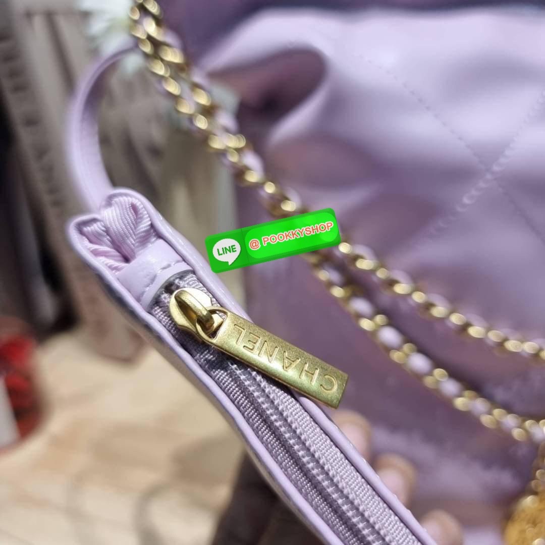 เกินต้านที่สุดกับไอเท็มนี้ Chanel 22 ที่สาวๆหรือใครๆก็ต้องมีแล้ว!! แค่เห็นก็หลงรัก กระเป๋าทรงสวย ดีเทลเรียบแต่มีความหรูแอบซ่อนอยู่ ด้วยดีไซน์สายสะพายโซ่สีทอง และโลโก้อันโดดเด่น วัสดุหนังแกะ สัมผัสดีงามน่าหลงใหลมาก ใช้ได้ง่ายๆไปเลยทุกโอกาส ใช้งานได้สะดวก ม