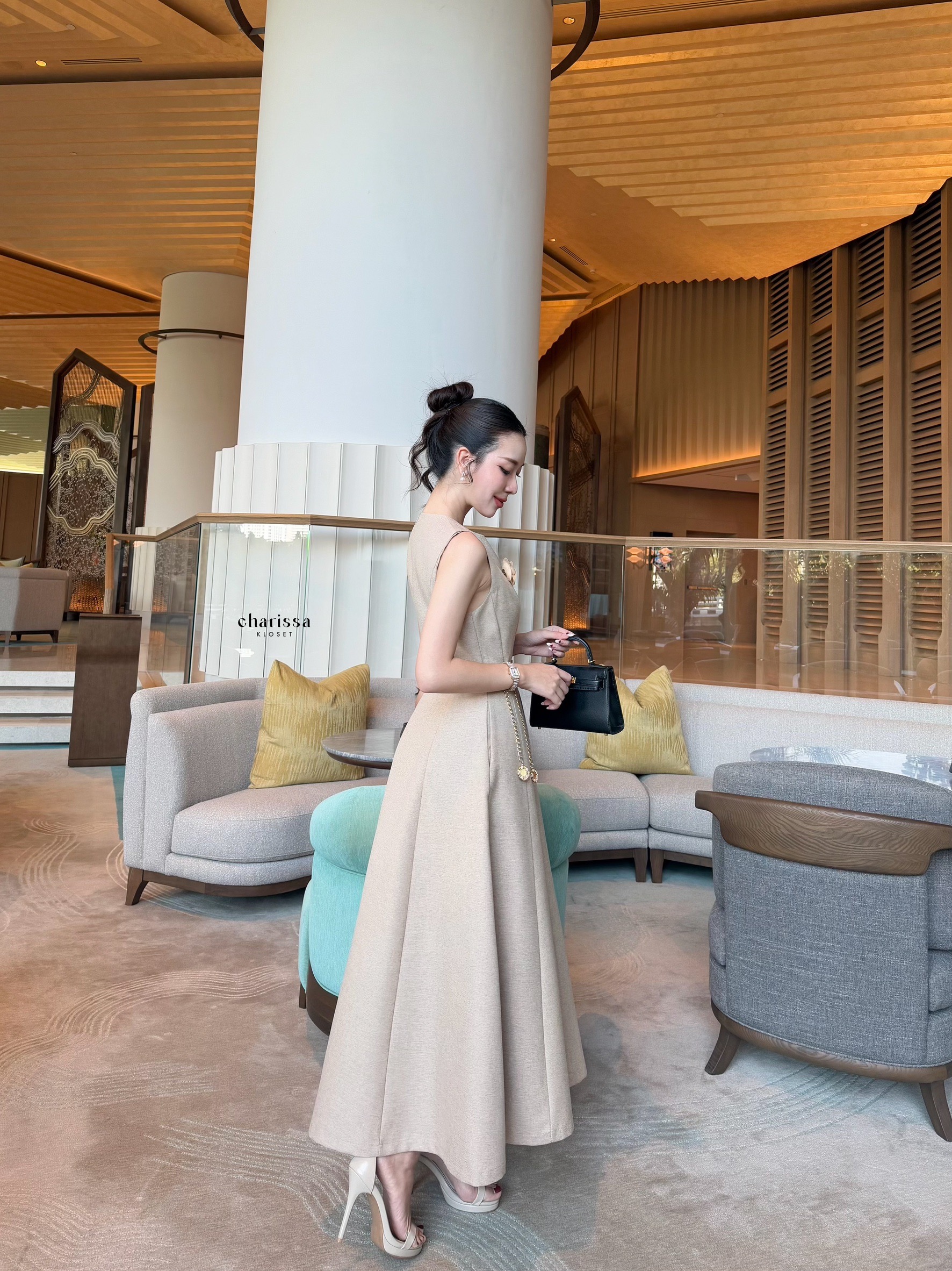 เดรสแฟชั่น แม็กซี่เดรสมาพร้อมเข็มขัดโซ่และดอกไม้