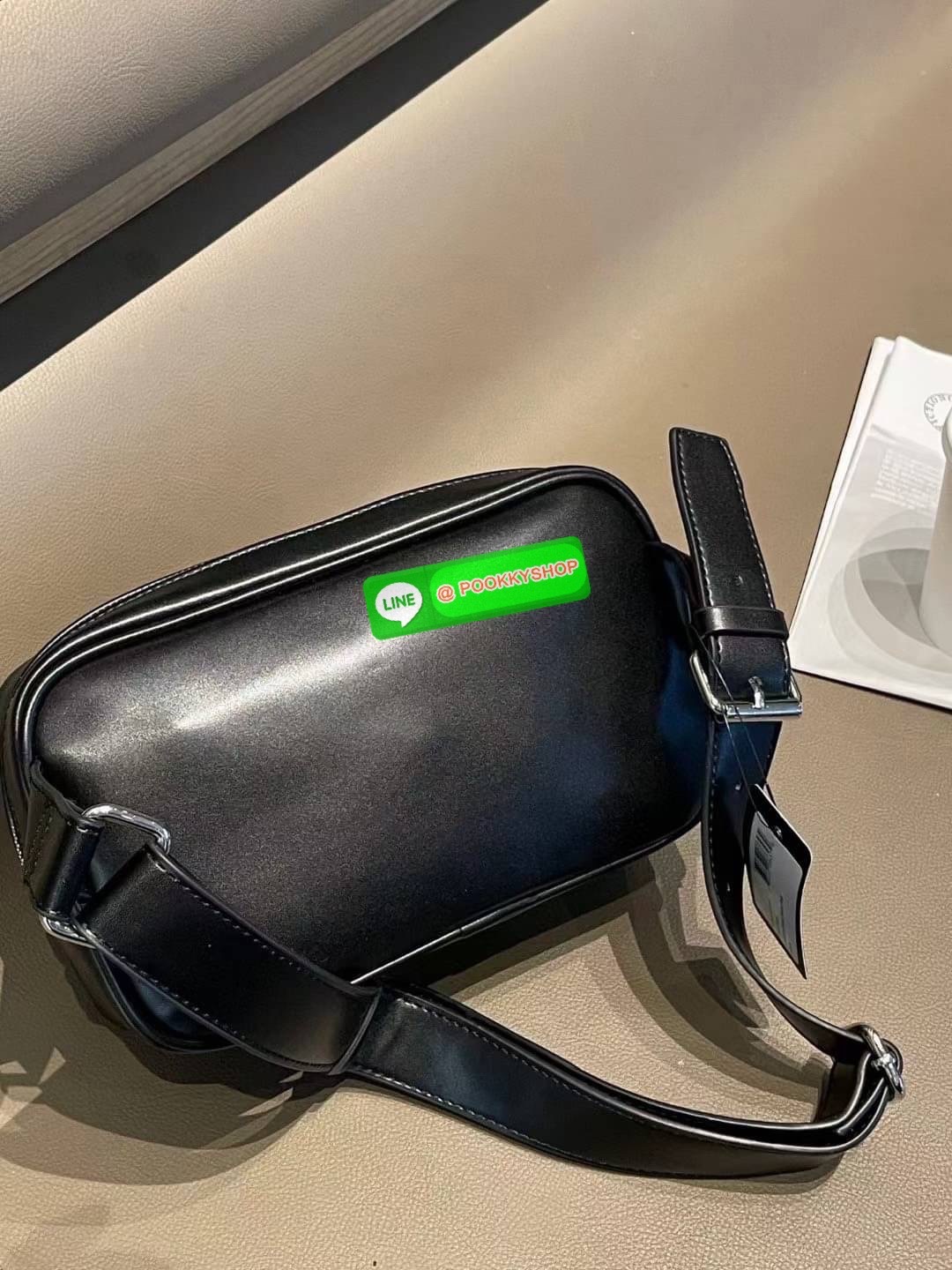 🚚 พร้อมส่ง 🚚 GUESS AUBRIELLA MINI FANNY PACK สีดำ กระเป๋าคาดอก คาดเอว สะพายข้าง วัสดุหนังพียู พีเมี่ยม ด้านหน้าสวยโดเด่นปั้มด้วยโลโก้แบรนด์ สะดวกต่อการใช้งานมี 2 ช่องซิป ภายในแยกเก็บของได้เป็นสัดส่วน ช่องด้านในโล่งกว้าง สายสะพายยาวปรับระดั