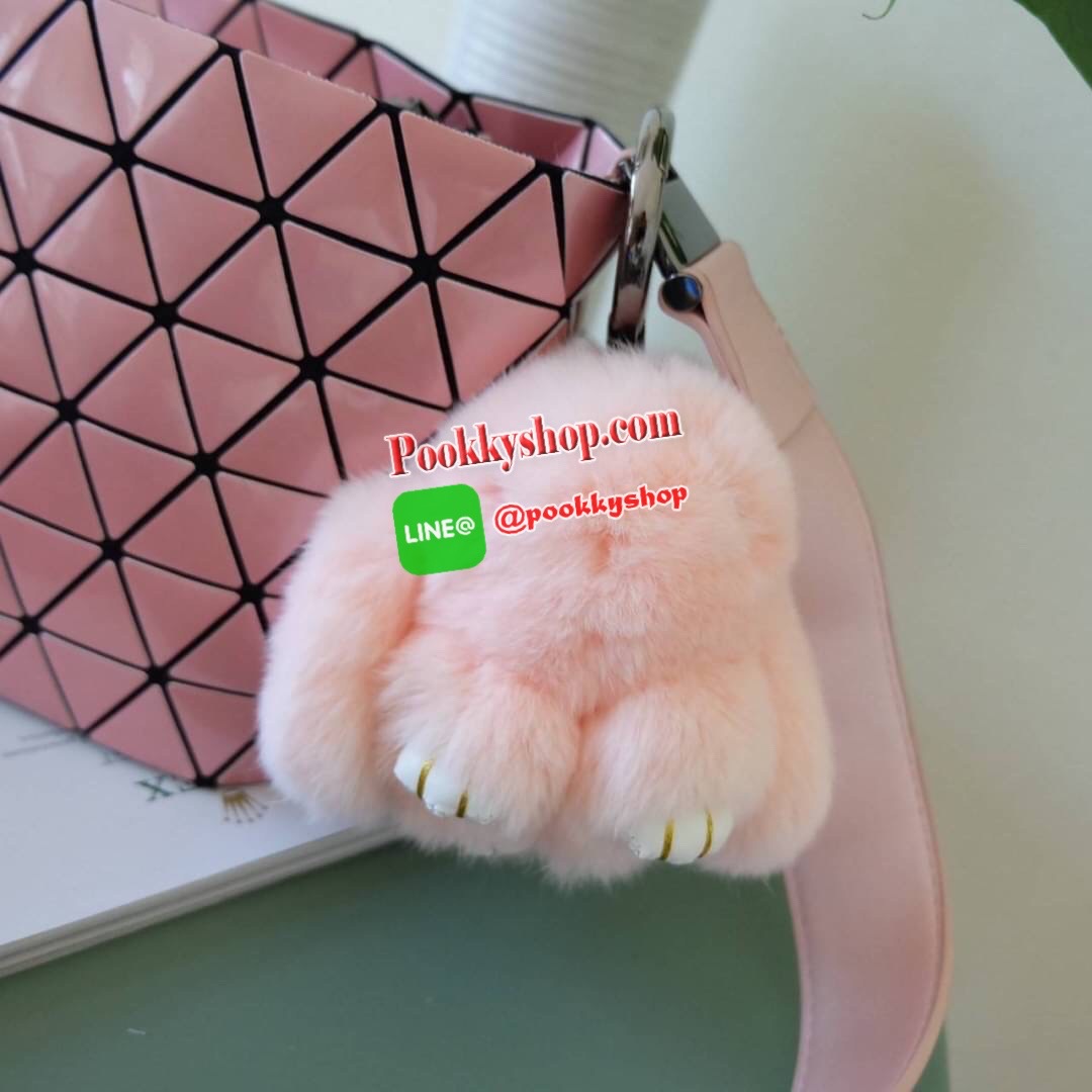 ใหม่ล่าสุด กระเป๋า จากแบรนด์ David Jones กระเป๋าถือ/สะพายข้างดีไซน์เกร๋มาก สีสวยหรูมาก ขนาดกำลังดีเลย น้ำหนักเบามากคะ ภายในมีช่องเก็บของจุกจิกได้ พิเศษ !! แถมน้องกระต่ายขนฟู เข้าset กับกระเป๋าเลยค่า น่ารักมากๆ มีถุงผ้าแบรนด์ให้คะ ใบจริงสวยมากคะ ดีต่อใจ มี