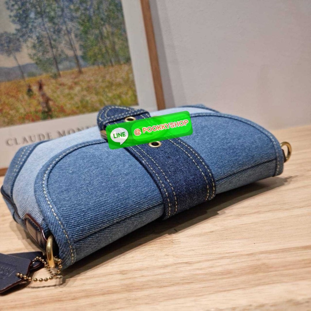 COACH CR737 SOHO BAG IN REPURPOSED DENIM 🔅 Details เลิกสวยแซ่บกี่โมงคะคุณน้า! ไอเท็มให้พาใจสั่นมาอีกแล้ว! กับกระเป๋าสะพายไหล่สไตล์วินเทจ ที่ยังคงแมสและฮอตมาก ด้วยรูปทรงที่ใช้งานง่าย ไม่เกะกะ แต่มีความเรียบหรูในตัว กระเป๋าปิดด้วยกระดุมแม่เหล็ก ภายใ