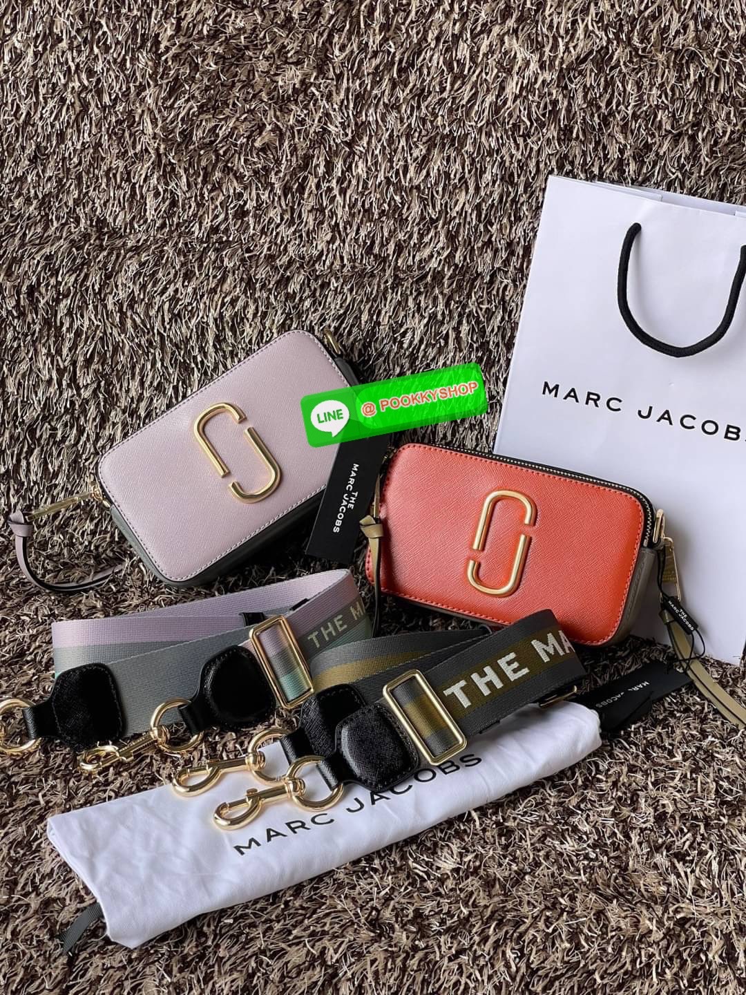 Marc Jacobs Snapshot Bag กระเป๋าแบรนด์ดังจากสัญชาติอเมริกัน นับได้ว่ารุ่นนี้เป็นรุ่นทรงฮิตของ marc jacobs เลยทีเดียว โดยด้านหน้ากระเป๋าจะเป็นโลโก้แบบโลหะที่เป็นสัญลักษณ์ของแบรนด์นี้ มาพร้อมสายสะพายที่จะสะพายยังไงก็ดูโดดเด่น เพราะขนาดใหญ่ที่สกรีนตัวอักษร m