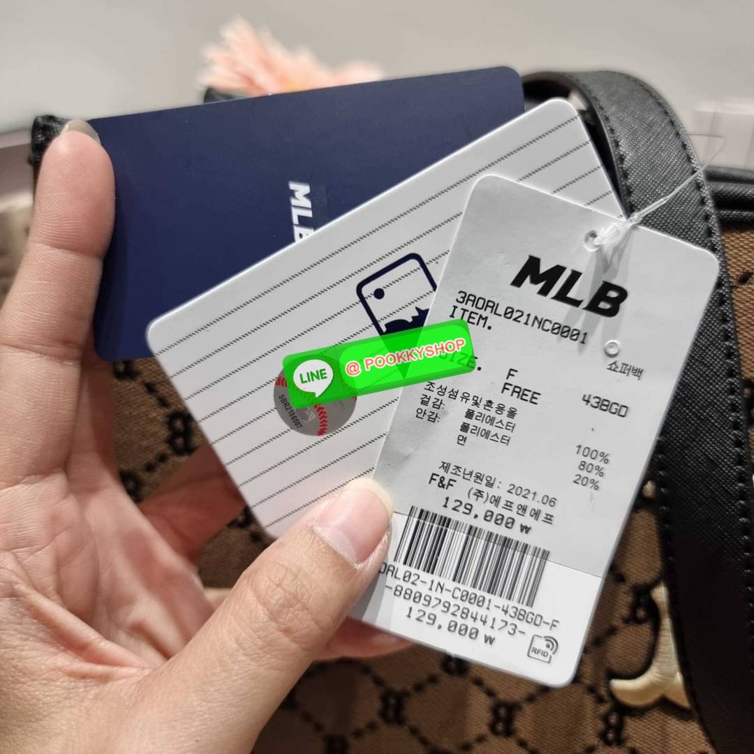 MLB MONOGRAM TOTE BAG กระเป๋าทรงโท้ท ใบใหญ่จุคุ้ม ที่มีกิมมิคไม่เหมือนใคร ด้วยดีไซน์ลวดลายโมโนแกรมเอกลักษณ์ ปั๊มลงบนผ้าแคนวาสและหนัง pu คุณภาพดี สวยคม ปากกระเป๋ามีอะไหล่เกี่ยวกันของหล่นได้ มาพร้อมสายสะพายในตัว ภายในโล่งกว้างมาก ใส่ของสำคัญได้แบบไร้กังวล ห