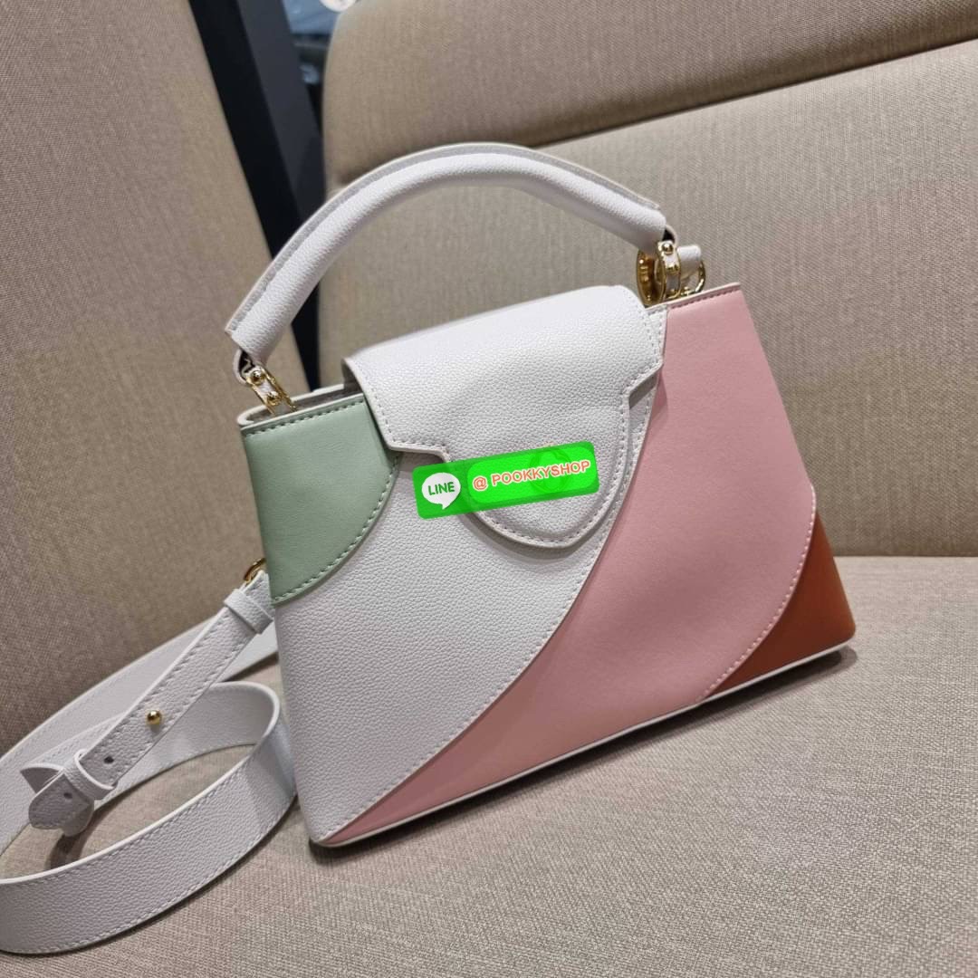 NEW IN!! LV capucines top handle วีไอพีพรีเมี่ยมกิ๊ฟจากเคาน์เตอร์ ที่สุดของความสวยในราคาเบาๆ กระเป๋าถือสุดหรู ดีไซน์ทรงคลาสสิค พร้อมลวดลายหรูหรา มาพร้อมหูจับในตัว ด้วยรูปทรงวินเทจและวัสดุหนังแท้ ขับผิว ทำให้ไอเท็มนี้สะกดทุกสายตาจริงๆ และยังมีลูกเล่นที่ฝาป