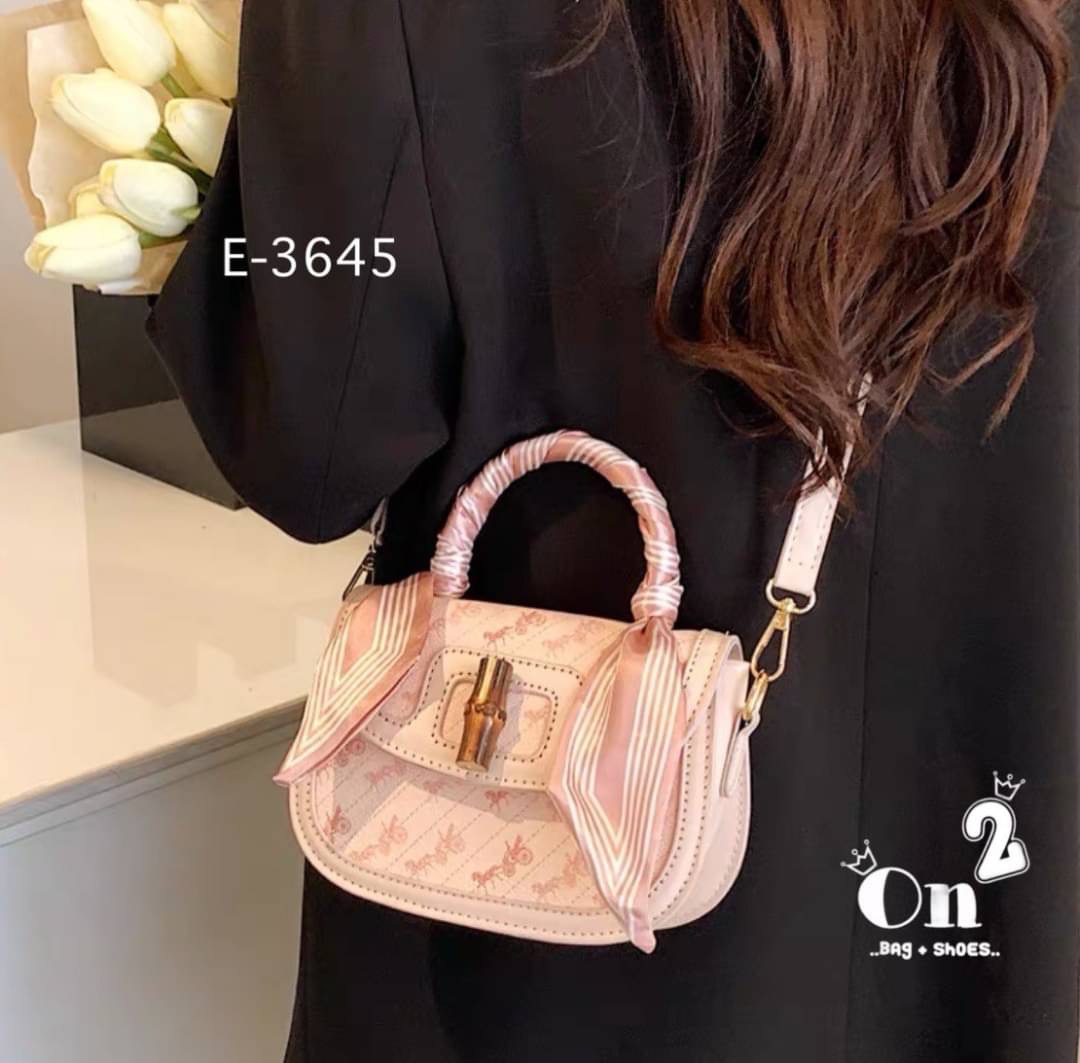 กระเป๋าสะพายปักลายรถม้าสไตล์แบรนด์coach งานสวยสีพาสเทลแถมผ้าพันกระเป๋าสีเดี่ยวกัน1ผื่น