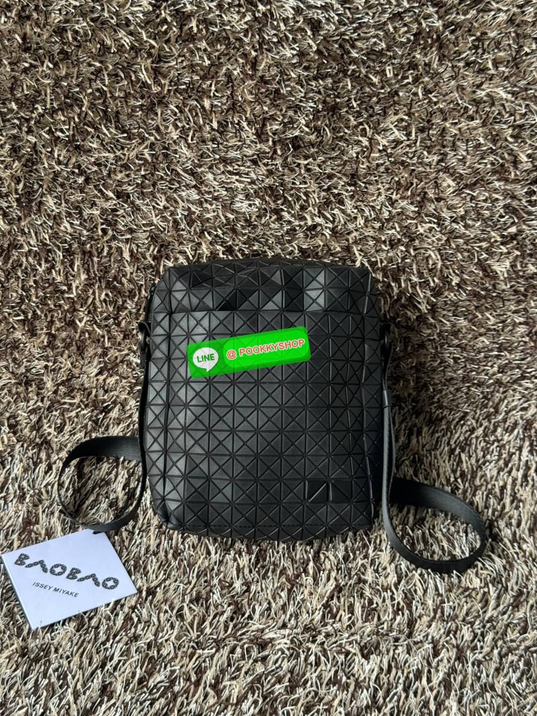 Bao bao issey miyake VOYAGER Shoulder Bag กระเป๋าสะพายข้างใบนี้มีสายสะพายปรับระดับได้ มีซิปเปิดปิดด้านบน และช่องแบบเปิดด้านใน ช่องกระเป๋าด้านนอกปิดด้วยปุ่มแม่เหล็ก มีขนาดที่สะดวกสำหรับเก็บสิ่งของจำเป็นทั้งหมดของคุณ VOYAGER คือเพื่อนร่วมเดินทางที่สมบูรณ์แบ