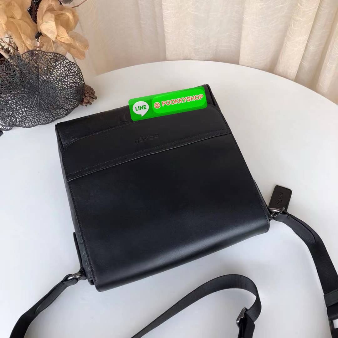 Coach F73339 F73340 – Hudson Crossbody Bag in Signature Embossed Leather “จะวันทำงานหรือวันสบาย ๆ แค่สะพายใบนี้…ก็เหมือนใส่ความเท่ติดตัวไว้แล้ว” Coach Hudson Crossbody F73340 กระเป๋าหนังแท้ลาย C ปั๊มลึก ทรงเหลี่ยมเรียบหรู โทนดำทั้งใบ เหมาะกับผู้ชายที่อยาก