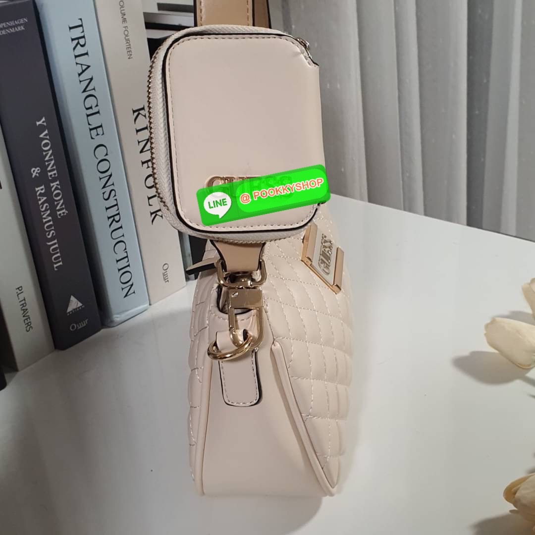 New Collection!! Guess woman’s Logo Cityy Handbag Bag กระเป๋าสะพายรุ่นใหม่ล่าสุด ทรงยอดนิยม มาพร้อมกระเป๋าใส่เหรียญสุดชิค ตัวกระเป๋าหนังนิ่มประดับโลโก้แบรนด์ เปิดปิดด้วยกระดุมซิปยาว ด้านในมีช่องโล่งกว้าง มีช่องใส่บัตร6ช่อง และช่องซิป มี ใส่กระเป๋าสตางค์ยา