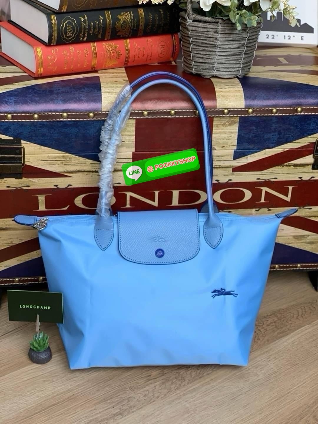Longchamp LE PLIAGE Club TOTE BAG S กระเป๋ารุ่นยอดนิยม ที่สาวๆ ต้องมีไว้เก็บไว้สักใบ ด้วยตัวน้ำหนักกระเป๋า Longchamp เบาแสนเบา แต่จุของได้เยอะมาก สำหรับลุคทางการกึ่งลำลอง แฝงความสบาย ยามเดินทาง จุดเด่นอย่างหนึ่งของ กระเป๋าก็คือ สามาถพับเก็บได้ ตรงตามชื่อท