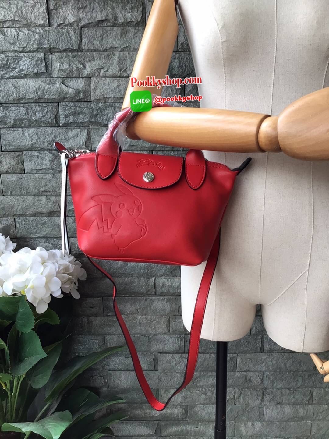 🚚 พร้อมส่ง 🚚 LONGCHAMP X POKE’MON TOP HANDLE BAG XS ขนาด มินิ รุ่น 1500 Collection LE PLIAGE CUIR Fall/ Winter เรียบหรูอย่างฝรั่งเศสกับความน่ารักคาวาอิแบบญี่ปุ่นมาผสม ซึ่งจะเป็นการนำเอาลวดลายพิคาชูมารังสรรค์ลงในกระเป๋าสุดคลาสสิกของแบรนด์ ก