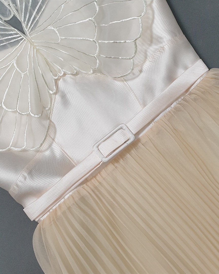 เดรสแฟชั่น เดรสเสื้อคอวีผ้าดัตเชสทวิล ปักลายผีเสื้อสีขาว กระโปรงผ้าออแกนดี้อัดพลีท