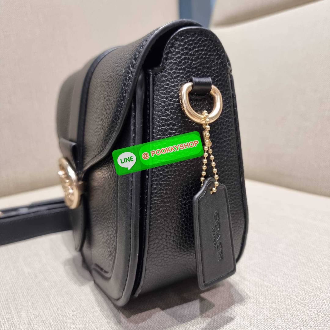 COACH C3593 GEORGIE SADDLE BAG IN COLORBLOCK SIGNATURE CANVAS WITH RIVETS ยกระดับความหรูให้กับตัวเองกันหน่อย ด้วยกระเป๋ารุ่นนี้!! ครอสบอดี้ที่ดีไซน์หรู อัพเลเวล ในราคาที่จับต้องได้ วัสดุหนังแคนวาสเคลือบสลับหนังเรียบ พิเศษไปอีกตกแต่งขอบด้วยหมุด เพิ่มดีเทลก