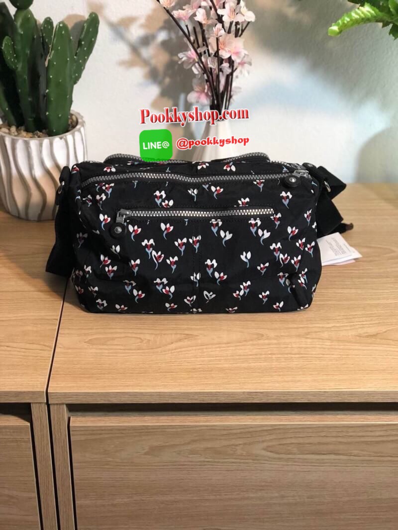 Kipling Reth กระเป๋าสะพายทรงสวย รุ่นยอดนิยมเลยค่ะ สายสะพายปรับระดับสั้น-ยาว เป็นกระเป๋าสะพายเฉียงลำตัวได้ค่ะ ช่องซิปเยอะค่ะ ใส่ของได้เป็นสัดส่วน จุสัมภาระได้ดีเลยค่ะ ทรงสวย สะพายน่ารักมาก ห้ามพลาดเลยค่ารุ่นนี้