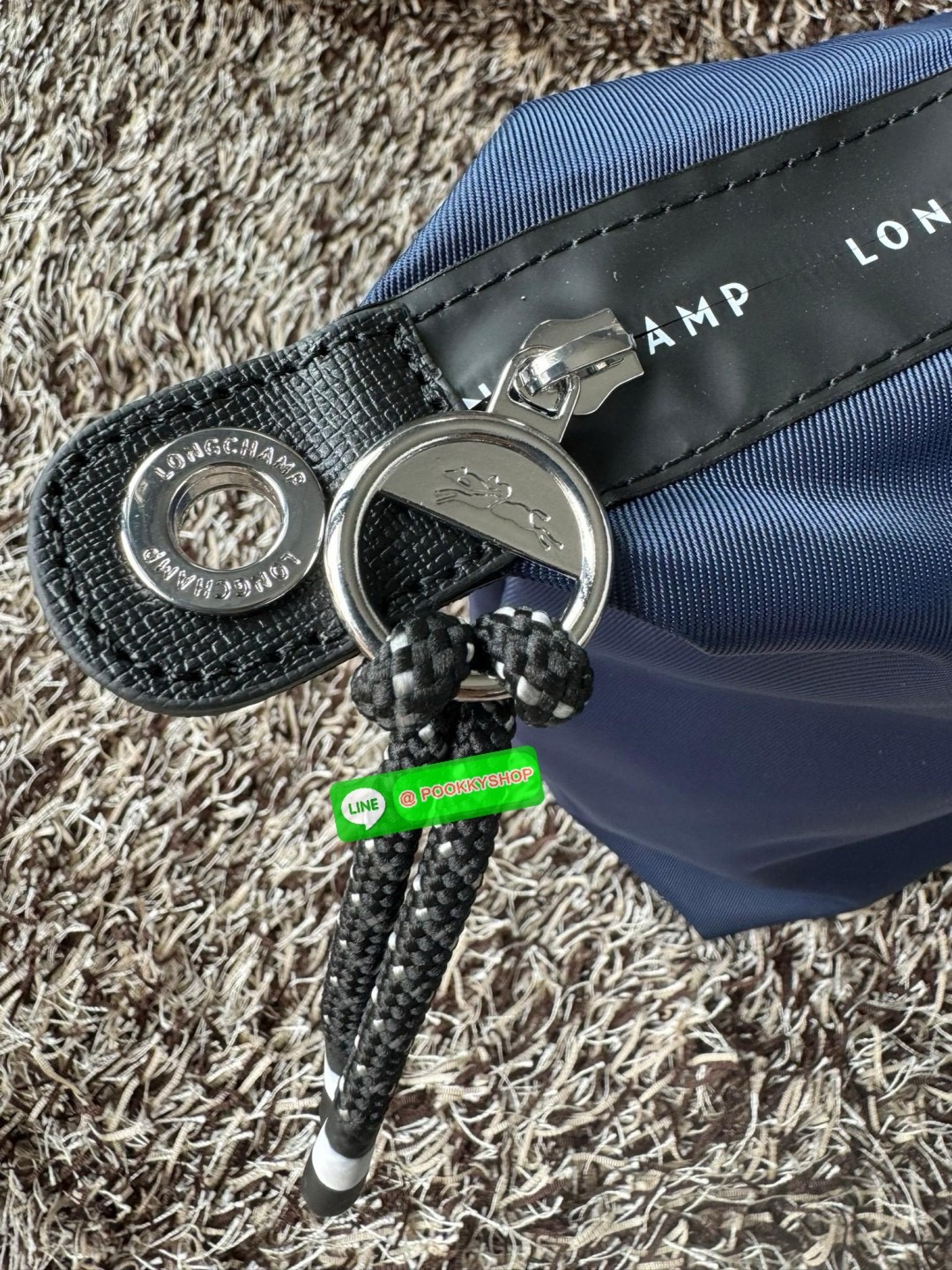 Large Longchamp LE PLIAGE ENERGY L HANDBAG LE PLIAGE รีไซเคิล ECONYLสไตล์สปอร์ต ทันสมัย และใช้งานได้จริง น้ําหนักเบา กระเป๋าใบนี้เป็นเครื่องประดับที่มีเสน่ห์ในอุดมคติที่จะติดตามคุณในทุกกิจกรรมยามเย็นของคุณ มาพร้อมกับสายสะพายไหล่ปรับได้ สามารถพกพาได้ ทั้งแ