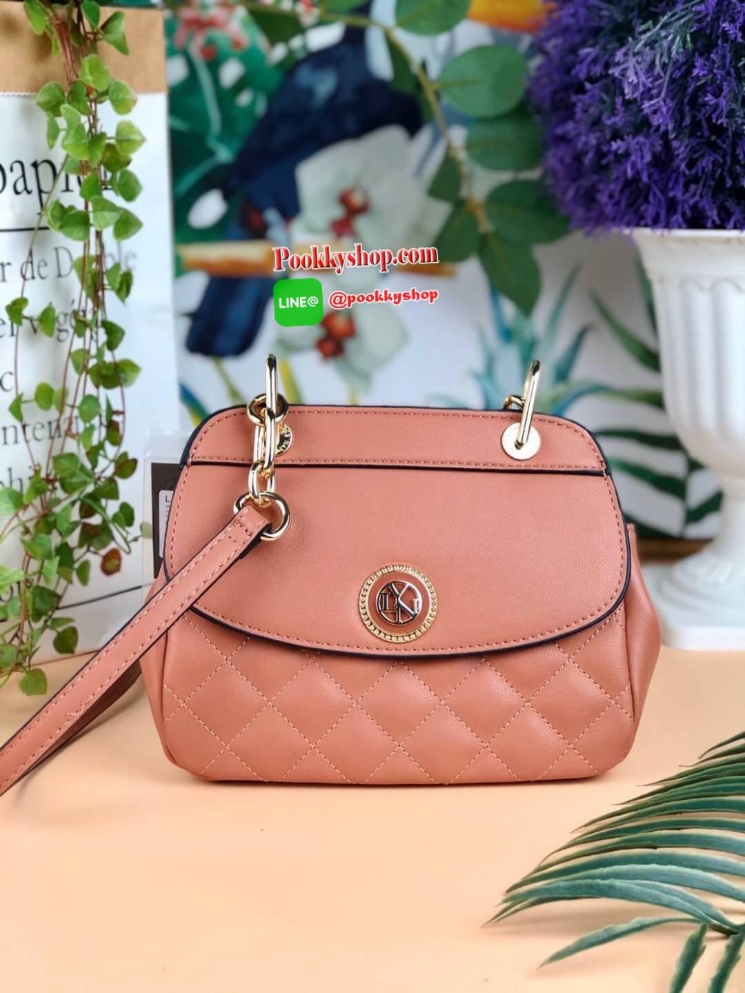 Lyn Crossbody Bag กระเป๋าสะพายครอสบอดี้วัสดุหนังเรียบ แต่งเดินด้ายลายตาราง ด้านหน้ามีโลโก้แบรนด์สวยเด่น ด้านหลังมีช่องเล็กใส่พวกเหรียญ/บัตรได้ เปิดปิดแบบกระดุมแม่เหล็ก ด้านใสบถผ้าแบ่งเป็น 2 ช่องใหญ่ มีช่องซิปเล็ก 1 ช่อง รุ่นนี้ใส่ iPhone plus /กระเป๋าเงิน