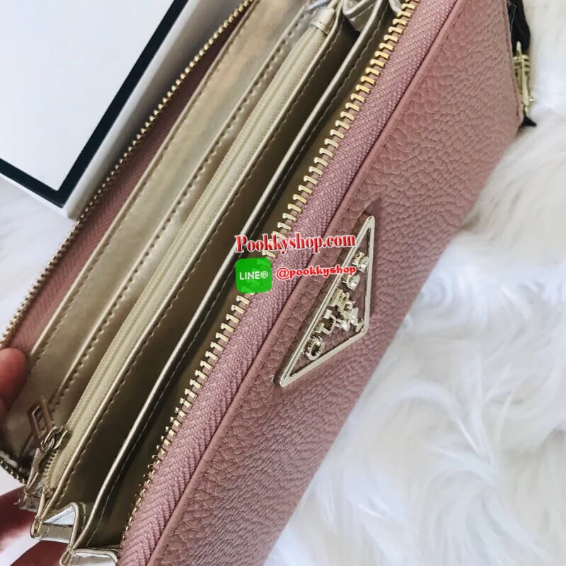 GUESS WOMEN'S LONG WALLET กระเป๋าสตางค์ใบยาวซิปรอบ วัสดุ PU คุณภาพดี นิ่ม น้ำหนักเบา ด้านหน้าประดับด้วยโลโก้แบรนด์สุดหรู ด้านในมีช่องเสียบการ์ด/บัตร/ธนบัตรและช่องซิปสำหรับใส่เหรียญ ด้านหลังมี1ช่องซิปใช้งาน มาพร้อมสายคล้องมือถือเป็นทรงคลัชท์ก็ได้ ราคา