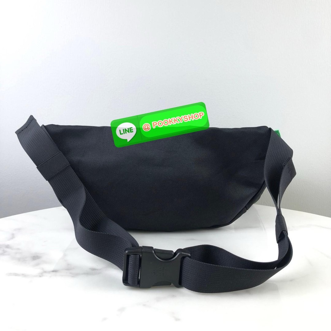 กระเป๋าคาดอก THE NORTH FACE สุดคุ้ม!!! ซื้อ 1 ได้ถึง 2 ใบ กระเป๋าใบใหญ่ เปิด-ปิดกระเป๋าด้วยซิป แบ่งเป็น 2 ช่องซิปค่ะ กระเป๋าใบเล็ก เปิด-ปิดด้วยซิป สามารถถอดแยกใช้งานได้ค่ะ สายสะพาย สามารถปรับได้ Free Size