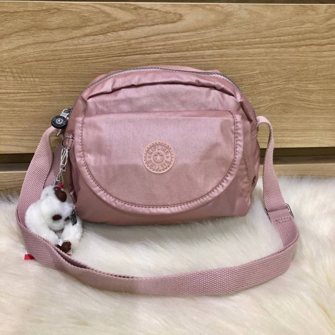 พร้อมส่งความน่ารัก Kipling shoulder bag กระเป๋าสะพายขนาดพอดีจากแบรนด์ Kipling วัสดุเป็นไนล่อนกันน้ำ ตัวกระเป๋ามีฝาเปิดปิดมีช่องใส่ของหลายชั้นมีซิปปิดปากกระเป๋า ด้านในมี 1 ช่องซิปและช่องเสียบปากกา มาพร้อมพวงกุญแจลิงkipling สายปรับระดับได้ คุ้มทุกการใช้งาน