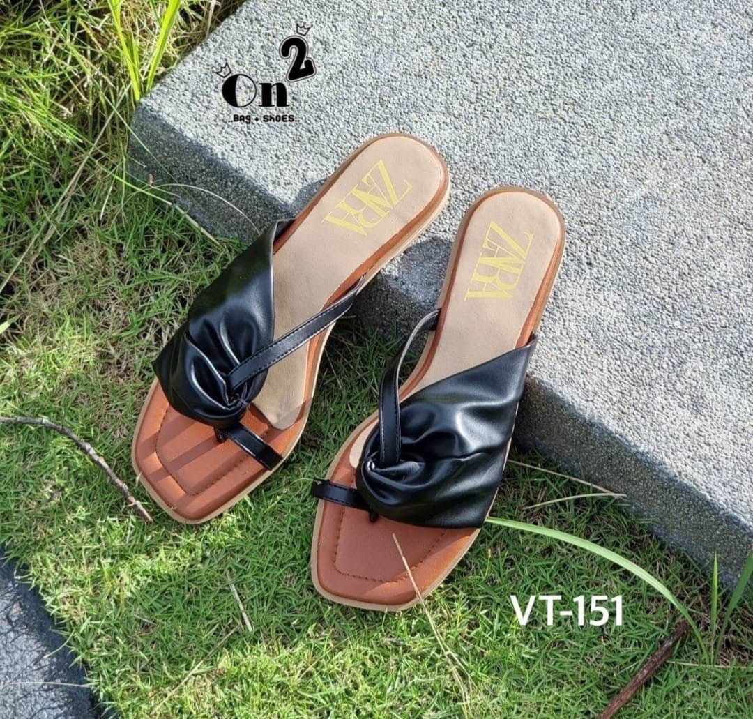 New in🦋🦋รองเท้าแตะ Zara แบบสวมนิ้วโป้งดีไซสน์หนังด้านข้างสวยเก๋มากๆค่ะ งานหนังPU เย็บอย่างดีพื้นเสริมนิ่ม ทนทานใส่สบายใส่ออกมาสวยค่ะ