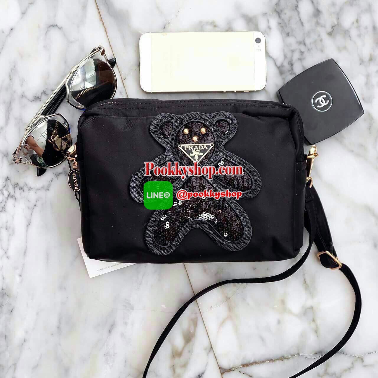 งานพรีเมี่ยมกิ้ฟ จากเคาเตอร์ต่างประเทศคะ รุ่น Limited edition ค่า ได้ กระเป๋าอเนกประสงค์ จากแบรนด์ PRADA มาค่า เป็น กระเป๋าผ้าไนล่อน ตามแบบฉบับของแบรนด์เลย ใบนี้มีสายยาวให้คะ เลิศมาก สะพายเป็น shoulder bag ได้เลย ขนาดกำลังดีคะ ใส่มือถือได้ทุกรุ่น ใช้แล้วส