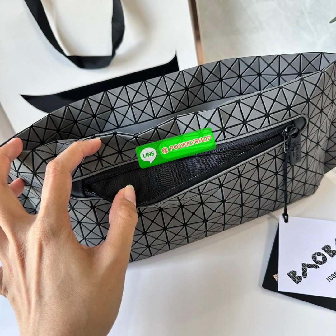 BaoBao Issey Miyake baton belt bag 🔖กระเป๋าคาดเอว/คาดอก เอกลักษณ์โดดเด่นตลอดทั้งใบ สุดเทห์ น้ำหนักเบาพกพาสะดวก 🔖วัสดุ: โพลียูรีเทนผสมหนัง 🔖เปิด-ปิดแบบซิปบน และมีช่องซิปด้านหน้า ภายในมีช่องแยกสัดส่วน 2 ช่อง ซับในผ้าไนลอน 🔖สา