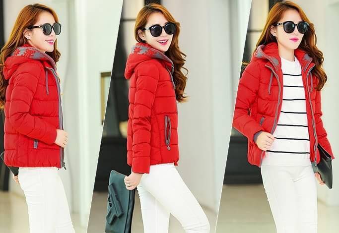 เสื้อโค้ทแฟชั่นนำเข้า : เสื้อโค้ทแฟชั่น พร้อมส่ง สีแดง ดีเทลตัดสีด้วยสีเทาช่วงแขนจั๊มและซิบรูด แต่งลายช่วงฮูทสุดเท่ห์ มีกระเป๋าด้านข้าง แฟชั่นมาใหม่สไตล์เกาหลี แบบน่ารัก เหมาะสำหรับใส่เดินทางไปต่างประเทศได้ค่ะ