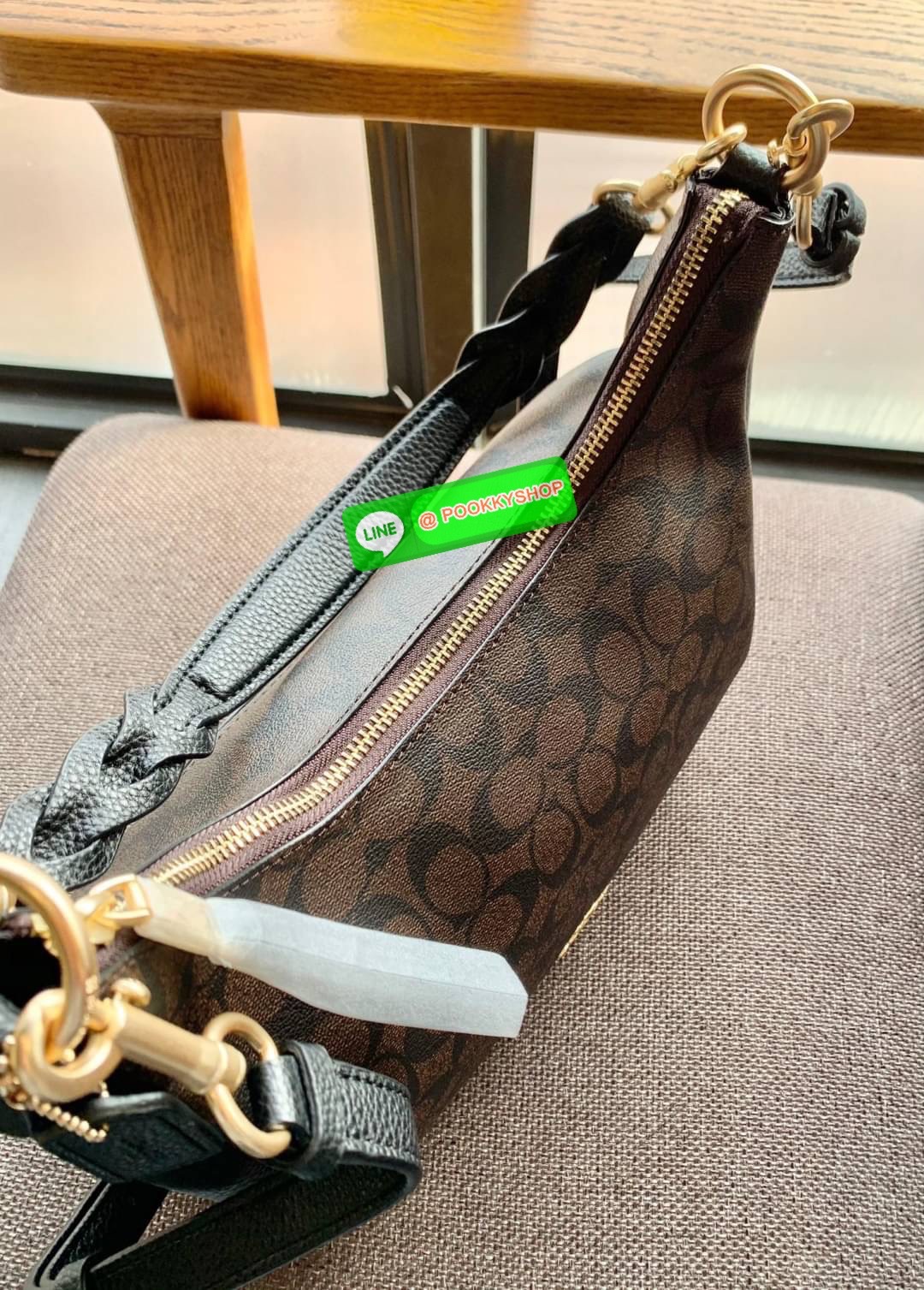 COACH JULES HOBO BAG ((C9189//9190)) 🌍พร้อมส่งที่ไทย! ต้องบอกก่อนว่าหนังรุ่นนี้อย่างดี นิ่มมากๆ สัมผัสแล้วรู้สึกละมุน กับกระเป๋าใบใหญ่ ทรงสวย เปิดปิดกระเป๋าแบบซิปมีหนังห้อยเพิ่มความเก๋ตรงหัวซิปค่ะ ภายในกระเป๋ากว้างมาก ใส่สัมภาระได้ครบครัน หายห่วงเ