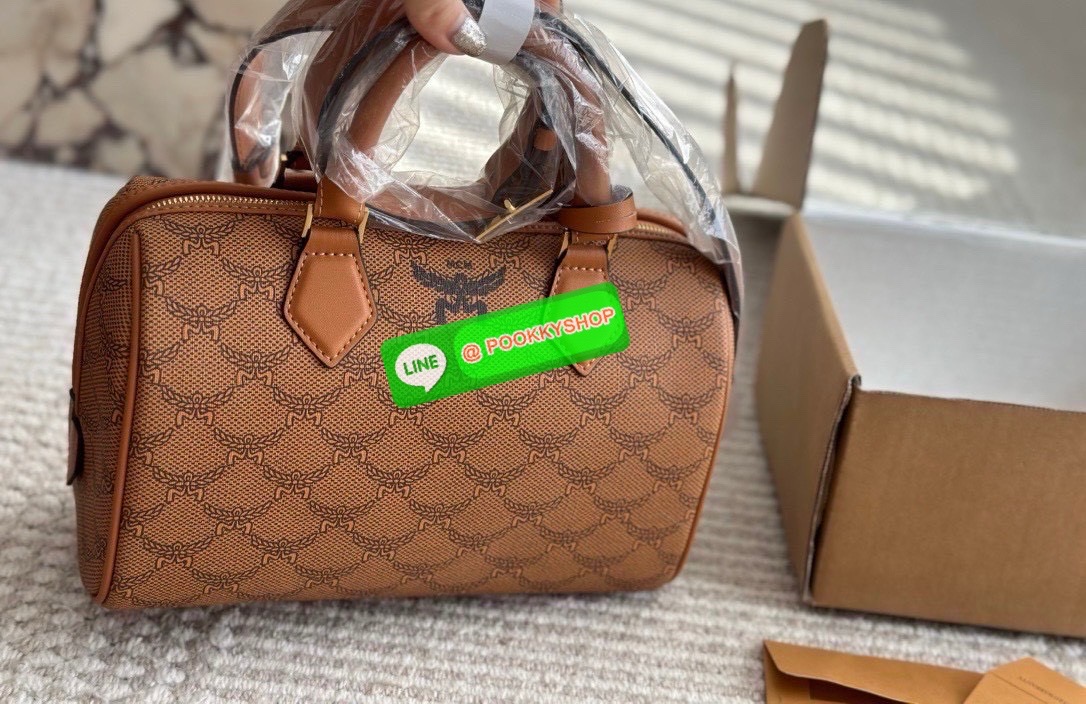 ð MCM Aren Boston Bag in Visetos Canvas ð âĒ āļāļĢāļ°āđāļāđāļēāļāļĢāļāļŦāļĄāļāļāļŠāļļāļāļāļĨāļēāļŠāļŠāļīāļ āļĢāļļāđāļ Aren Boston Bag âĒ āļ§āļąāļŠāļāļļ Lauretos / Visetos Coated Canvas āļĨāļēāļĒāđāļĄāđāļāđāļāļĢāļĄāđāļāļāļĨāļąāļāļĐāļāđāļāļāļ MCM âĒ āļāļĩāđāļāļāđāđāļāļĢāļāđāļāđāļāļāļĢāļ Boston āļŦāļđāļāļąāļāļŦāļāļąāļāđāļāđ āļāļąāļāļāļāļąāļāļĄāļ·āļ