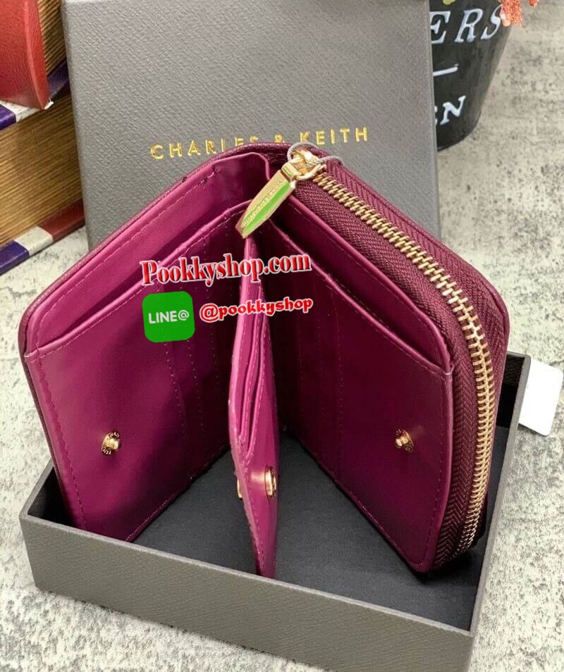 New !! CHARLES & KEITH SHORT WALLET BAG กลับมาอีกครั้ง รุ่นขายดีค่ะ!! รอบนี้สินค้าราคาพิเศษค่ะ กระเป๋าสตางค์ใบสั้น ด้านหน้ามีโลโก้แบรนด์ แยกช่องซิปออกสำหรับใส่เหรียญ ช่องหลักเปิดปิดแบบกระดุม มีช่องใส่บัตรต่างๆ ได้หลายใบนะค่ะ พร้อมช่องใส่ธนบัตรหนึ่งช่องค่ะ