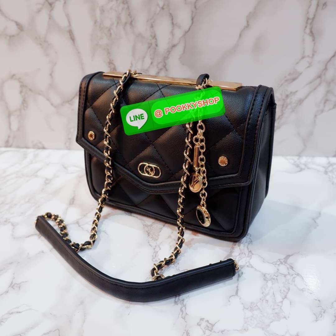 LYN กระเป๋าสะพายข้างรุ่นใหม่ อะไหล่สีทอง หนังนิ่ม ปักลายตาราง ด้านหน้าแต่งด้วยโลโก้แบรนด์ สายกระเป๋าเป็นโซ่สลับหนัง น้ำหนักเบา ด้านในสามารถใส่กระเป๋าตัง โทรศัพท์มือถือ เพาเวอร์แบงค์ มีช่องใส่ของขนาดเล็ก