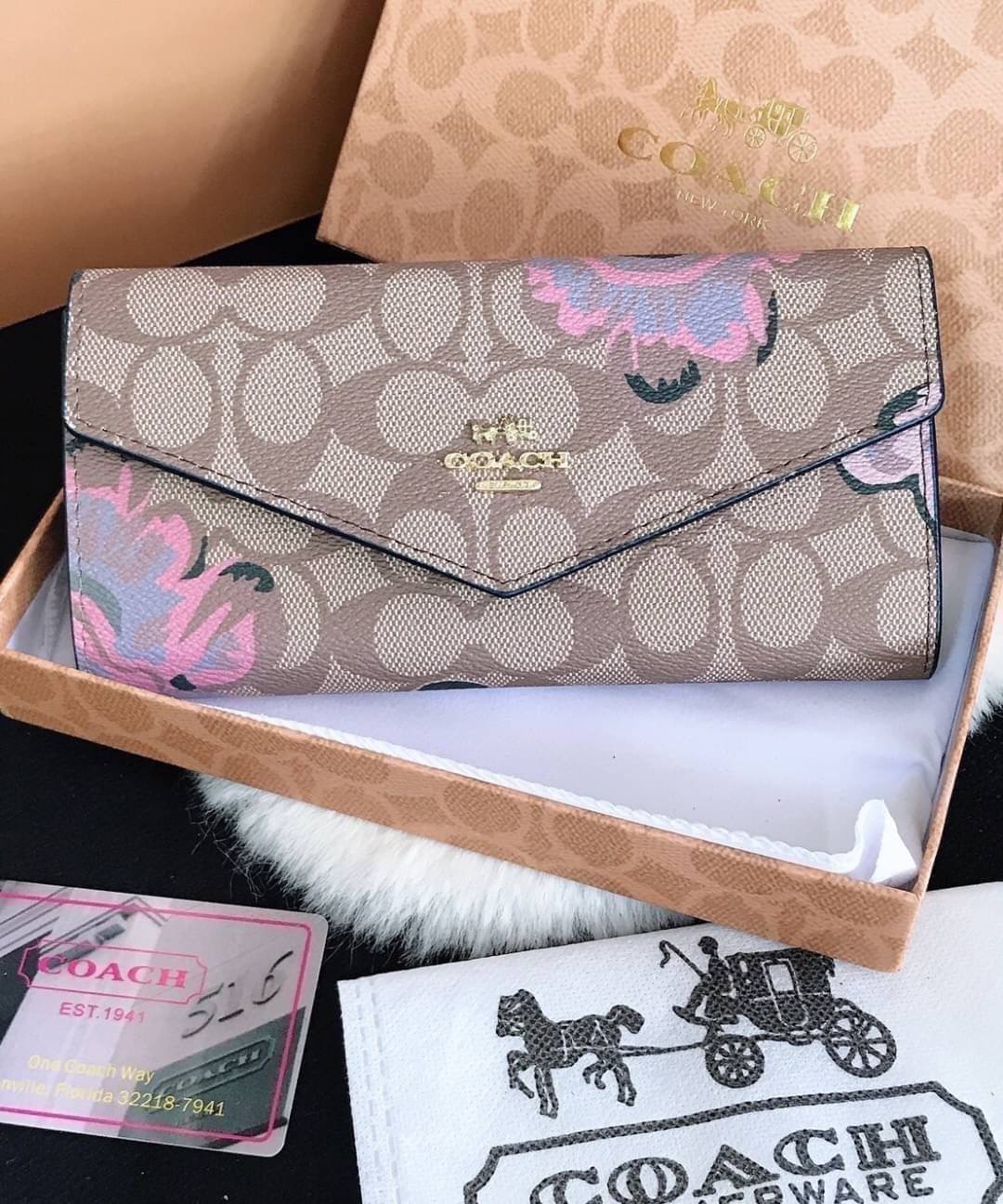 กระเป๋าสตางค์ coachสองพับ ใบยาว งานเกรดพรีเมี่ยม ปั้มทุกจุด ลายฮิตของCoach ด้านใน 2 ช่องใส่เเบงค์ ใส่บัตร 1 ซิปตรงกลาง ภายในมี 2 ช่อง มีช่องซิปตรงกลาง ปิดเปิดแบบกระดุม งานสวย