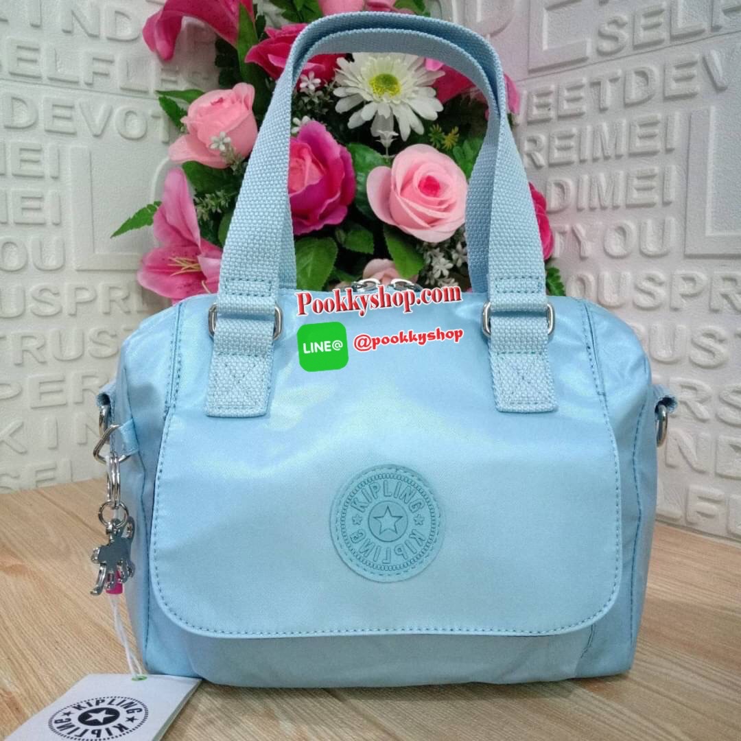 Kipling Brynne handbag & shoulder bag กระเป๋าถือหรือสะพายข้าง รุ่นใหม่จาก Kipling รูปทรงโค้งมนสวย พร้อมสายสะพายแบบคล้องแขนและสายสะพายยาว สามารถใช้งานได้ทั้ง 2 แบบ ด้านหน้ามีช่องใส่ของใช้จุกจิก ด้านในช่องโล่งกว้าง มีซิปข้างและช่องใส่ของแยกอีกฝั่ง เหมาะกับก