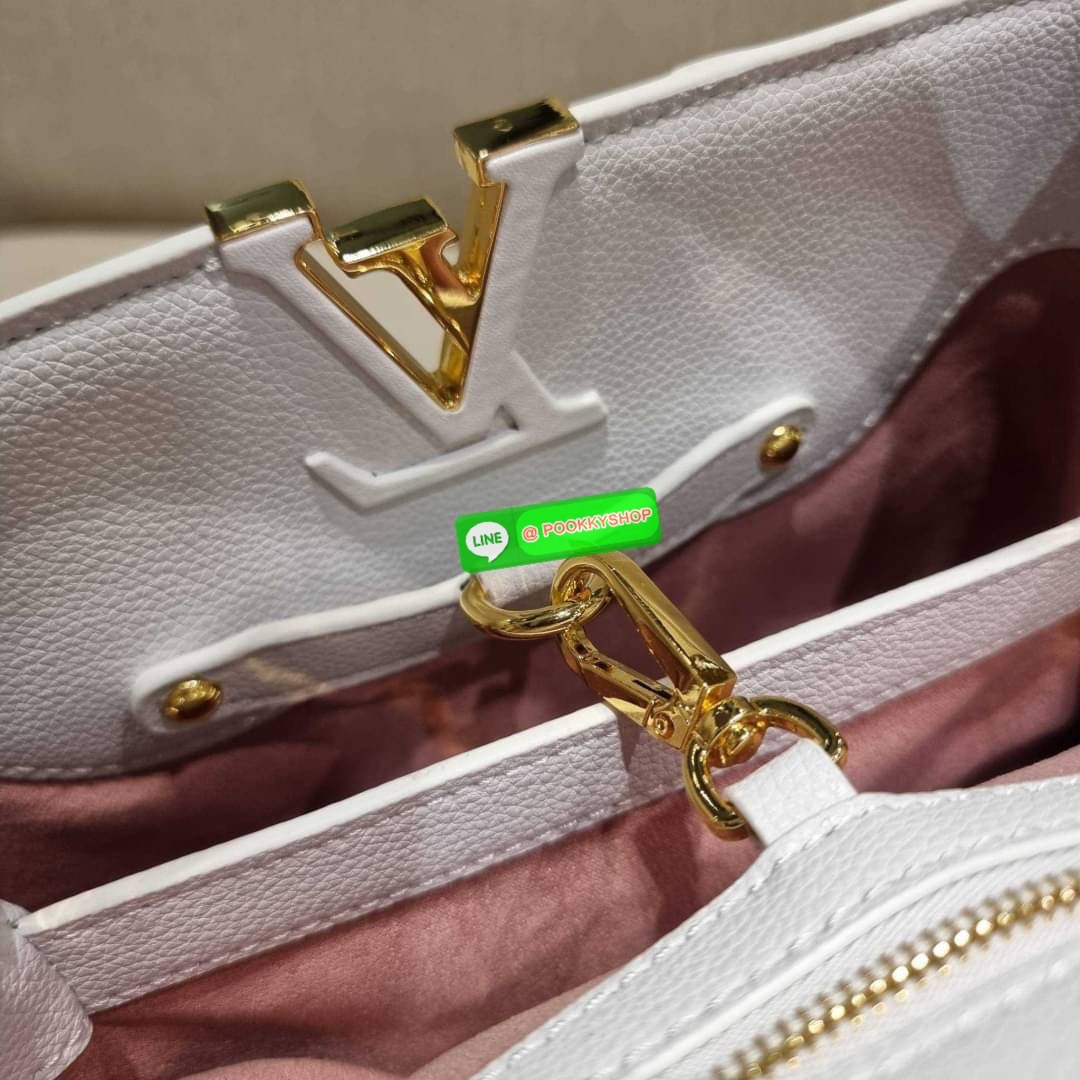 NEW IN!! LV capucines top handle วีไอพีพรีเมี่ยมกิ๊ฟจากเคาน์เตอร์ ที่สุดของความสวยในราคาเบาๆ กระเป๋าถือสุดหรู ดีไซน์ทรงคลาสสิค พร้อมลวดลายหรูหรา มาพร้อมหูจับในตัว ด้วยรูปทรงวินเทจและวัสดุหนังแท้ ขับผิว ทำให้ไอเท็มนี้สะกดทุกสายตาจริงๆ และยังมีลูกเล่นที่ฝาป
