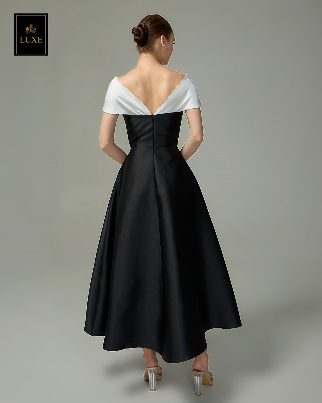 เดรสแฟชั่น เดรสเสื้อคล้องคอแขนกุด ทรงเข้ารูป กระโปรงบาน มีกระเป๋าข้าง