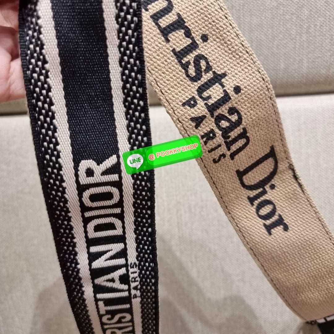 CD SADDLE BAG CALFSKIN กระเป๋าสะพายข้างพรีเมี่ยมกิ๊ฟ ทรงสวยไม่ซ้ำใคร กิมมิคในตัว ดูแพง ไซส์ใหญ่ ดีไซน์ย้อนยุค เป็นเอกลักษณ์สวยทุกแบบ เปิด-ปิดด้วยกระดุมแม่เหล็กซ่อน ใช้งานง่ายมากๆ ภายในเป็นช่องโล่ง มีช่องซิป วัสดุหนังลูกวัวฟอกสี ใส่ของสำคัญได้เลย หมดห่วง ม